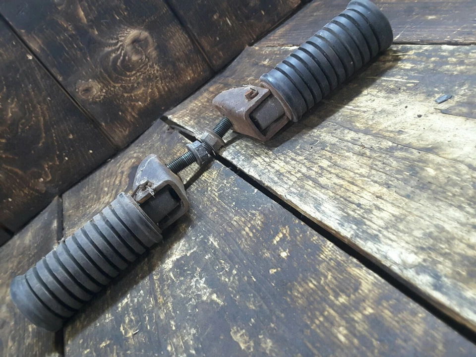 82 Suzuki GS300L GS300 GS 300 1982 reposapiés trasero pasajero reposapiés  Foto 3 de 4