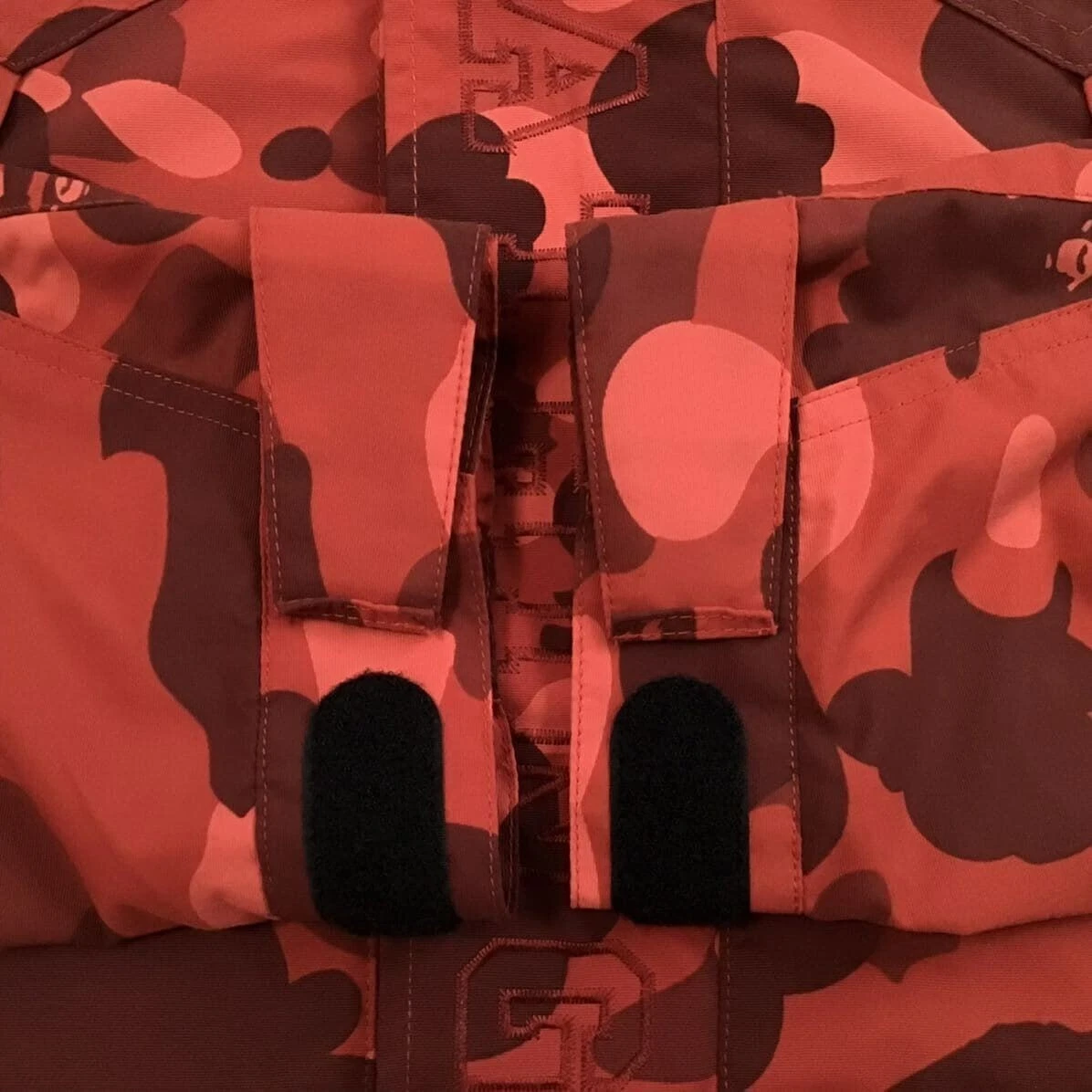 A BATHING APE (BAPE) Felpa con cappuccio BAPE rossa mimetica giacca snowboard A Bathing Ape taglia M felpa con cappuccio mimetica