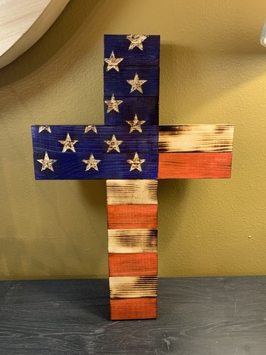 Rustikales handgefertigtes Holzkreuz mit amerikanischer Flagge, gebeizt, Holzofen, Wandbehang