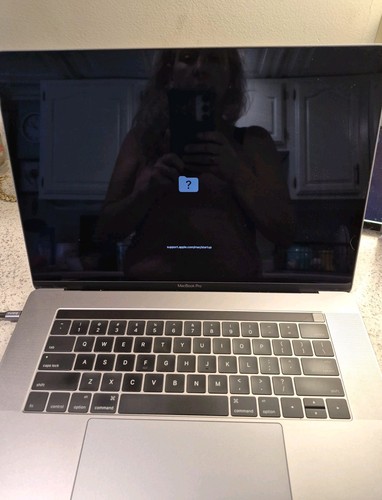 MacBook Pro i7 2016 15" Touch Non Funzionante Si Accende