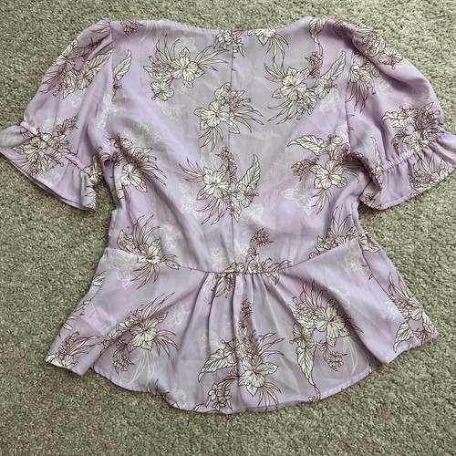 Neu ohne Etikett Lulus Fairy Core geblümt lavendelfarbenes kurzärmliges Blusenshirt Oberteil zum Binden Small - Bild 4 von 4