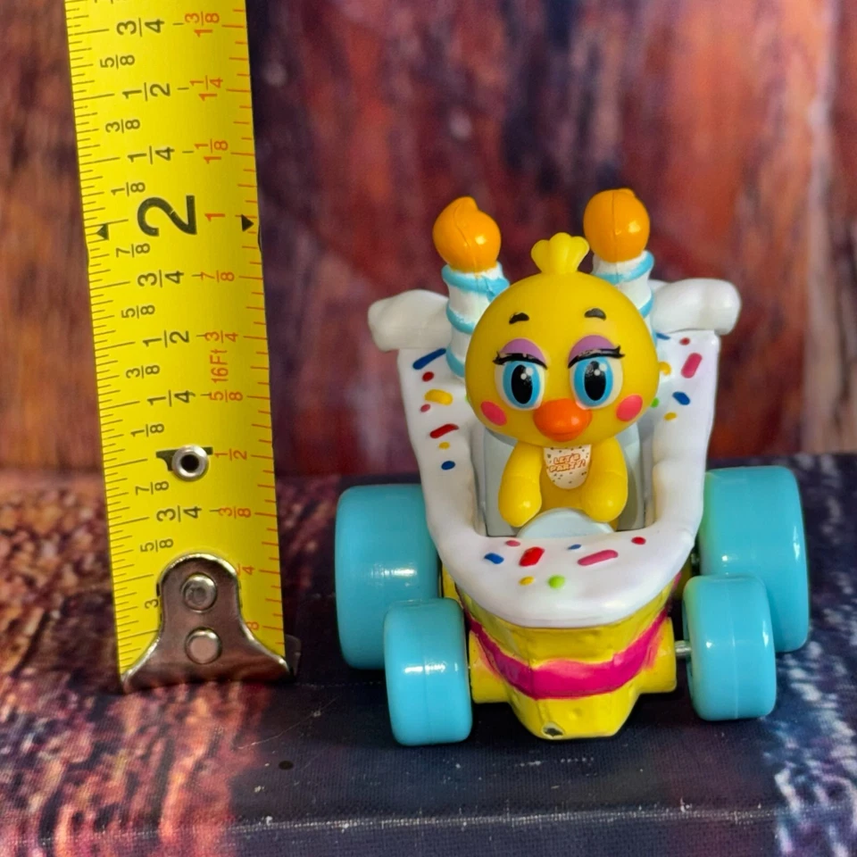 Boneco Funko Racers Five Nights at Freddy’s 2018 Chica Die Cast Yellow Chicken - Imagem 2 de 4