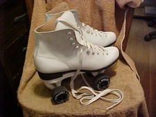 ROLLER DERBY WHITE WOMEN'S SKATES SIZE 10 W/ ROLLER DERBY WHEELS