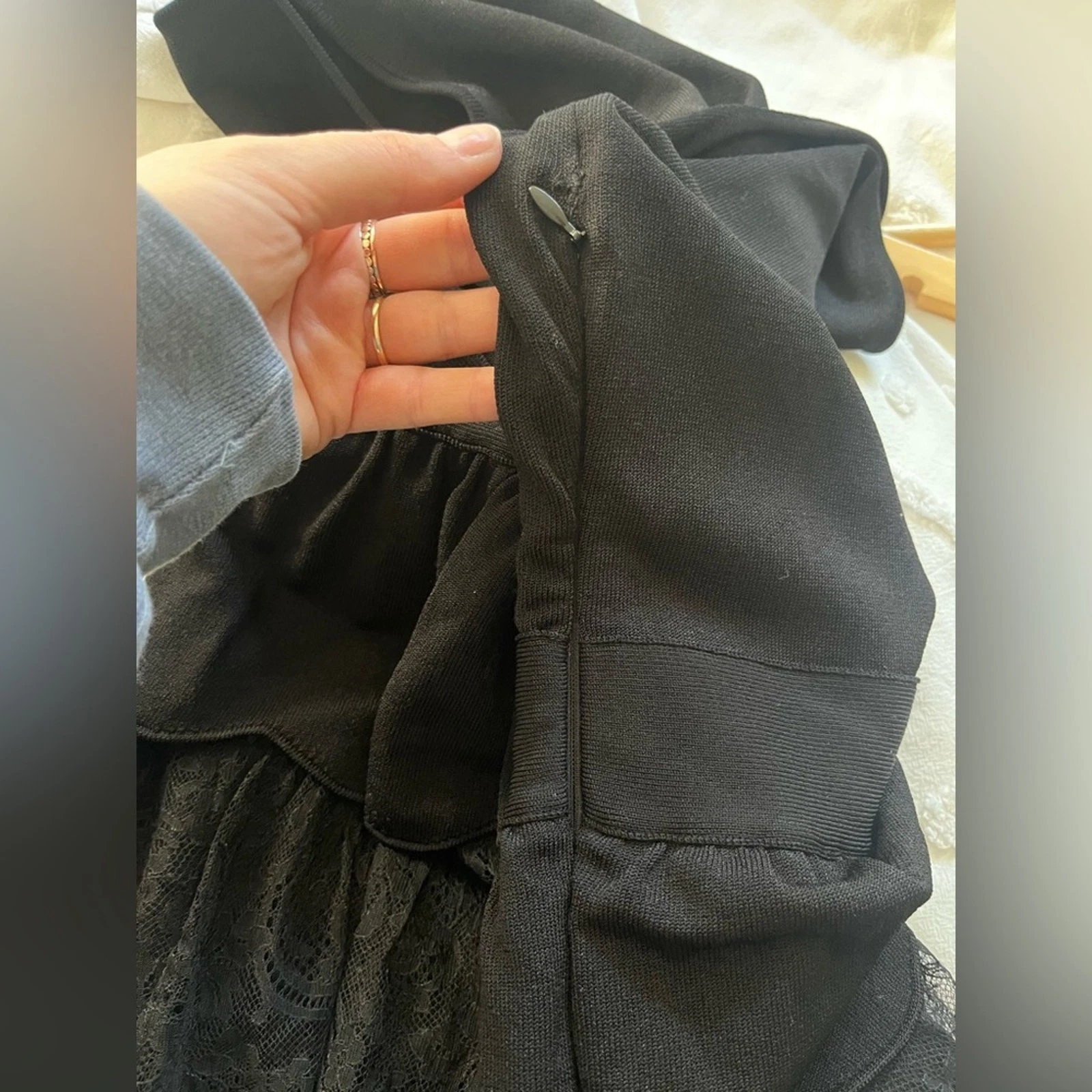 ABITO VALENTINO A STRATI IN MAGLIA ELASTICIZZATA CON VOLANT E LACCI SENZA MANICHE NERO