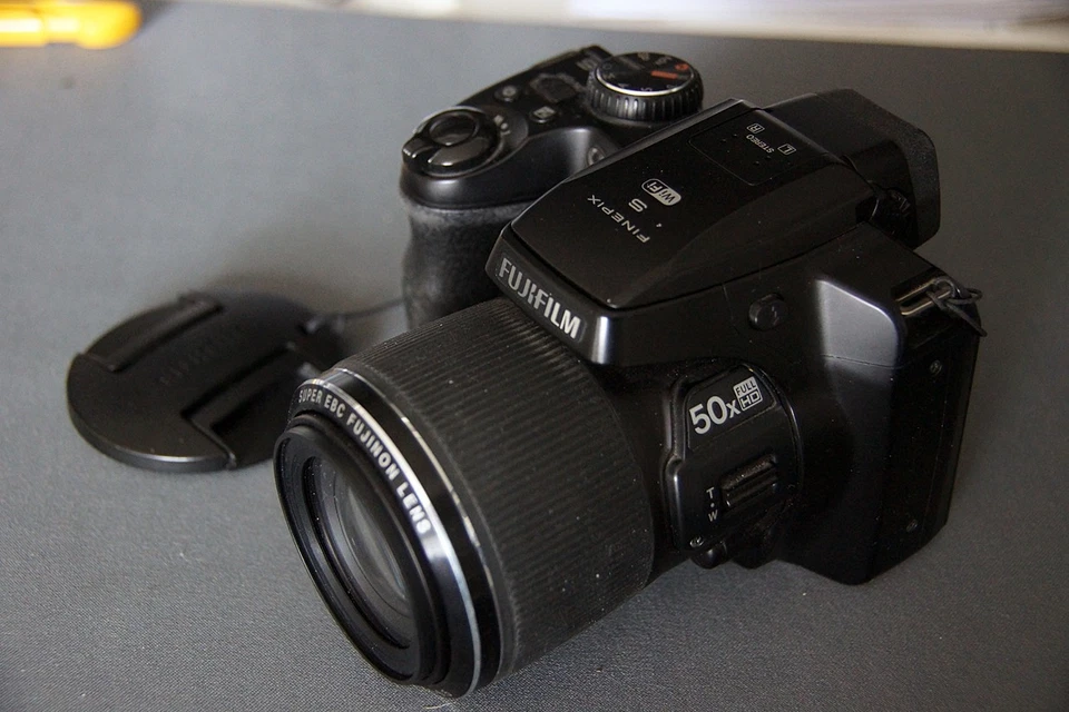 Fuji Finepix S9400W Digital Bridge Camera 16MP 50x Zoom CCD Sensor . WiFi. - Bild 1 von 4