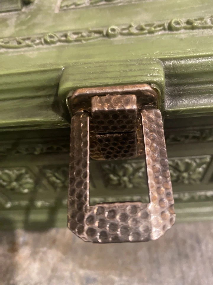 Caja de costura vintage de plástico verde Klein años 60 botones verdes aguacate hilos Foto 3 de 4