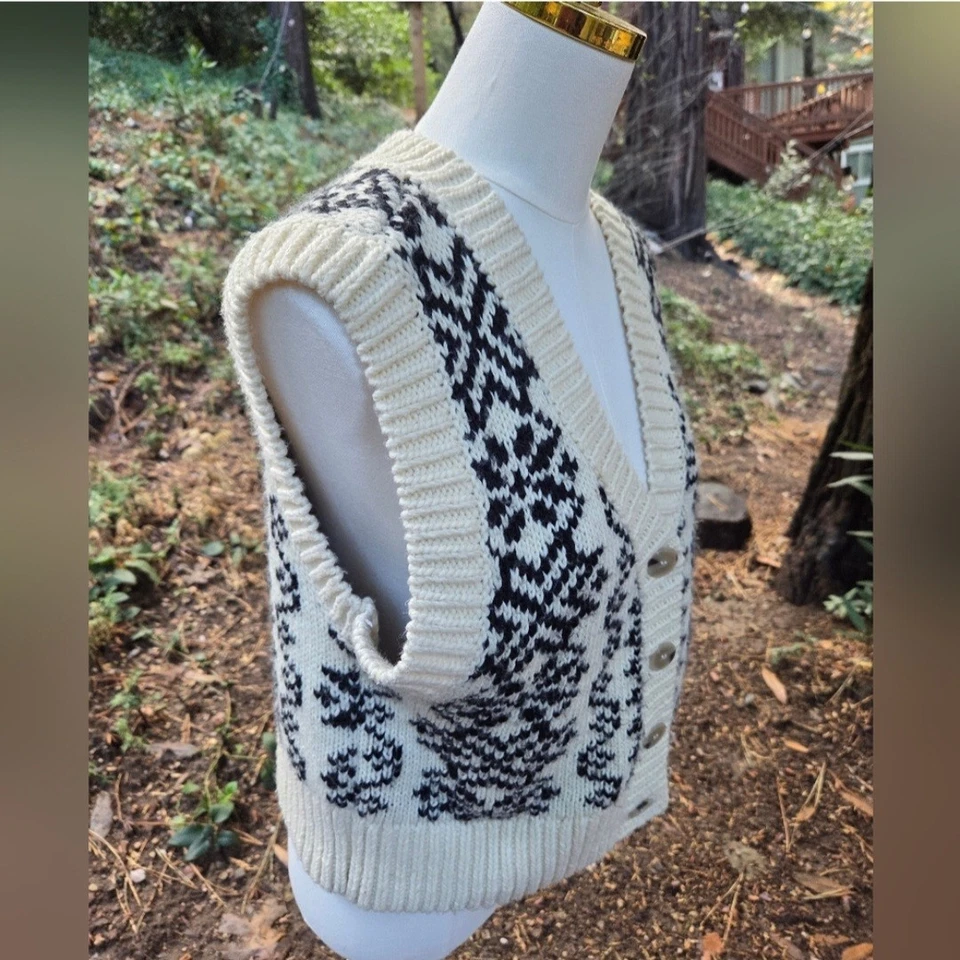 Zara Winter Cream and Black Button Up Patterned Knit Cardigan Vest Size Medium - Image 2 of 4