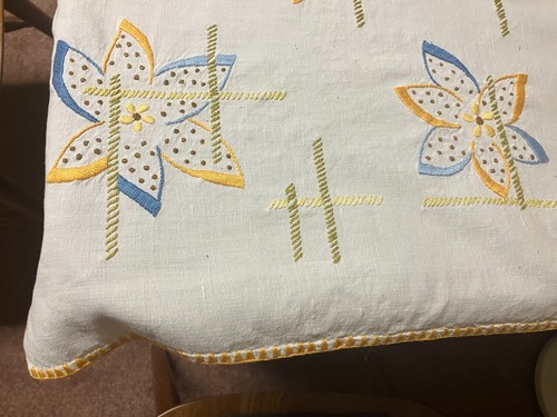 Hand embroidered table cloth 4' x 4' 11" - Picture 4 of 6