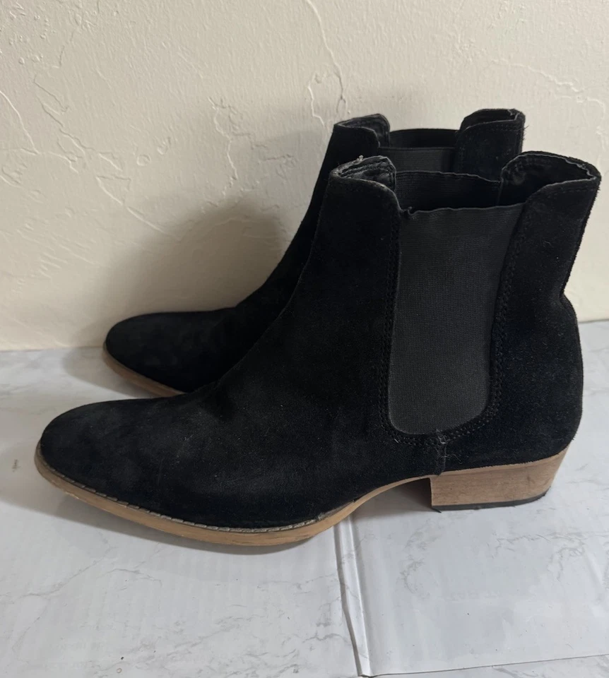 Botas Chelsea occidentales de gamuza negras con tacón cubano punta puntiaguda estilo Y2K ASOS para hombre 9 Foto 2 de 4