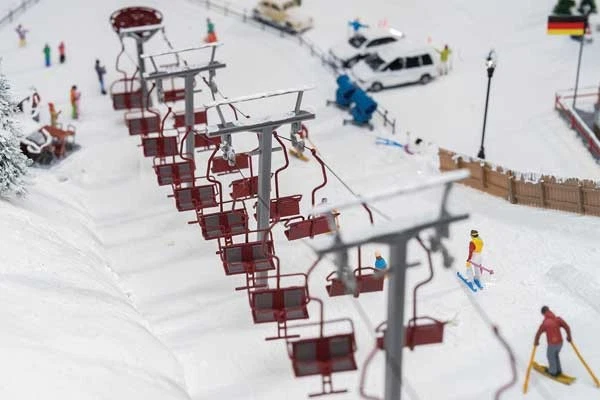 Faller 134004 escala HO telesilla/elevador de esquí -- Kit - 24 sillas, quiosco de boletos, 4 canales Foto 3 de 4