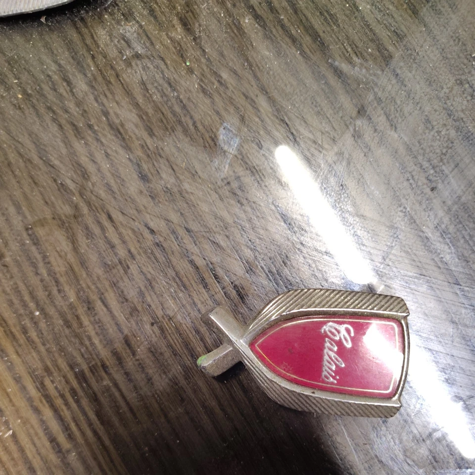 Oldsmobile Cutlass Calais 1978-1984 techo pilar emblema insignia logotipo placa de identificación Foto 2 de 4