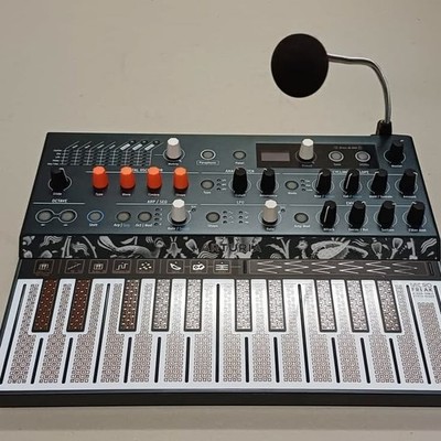 Arturia MicroFreak Hybrid Synthesizer mit Mikrofon