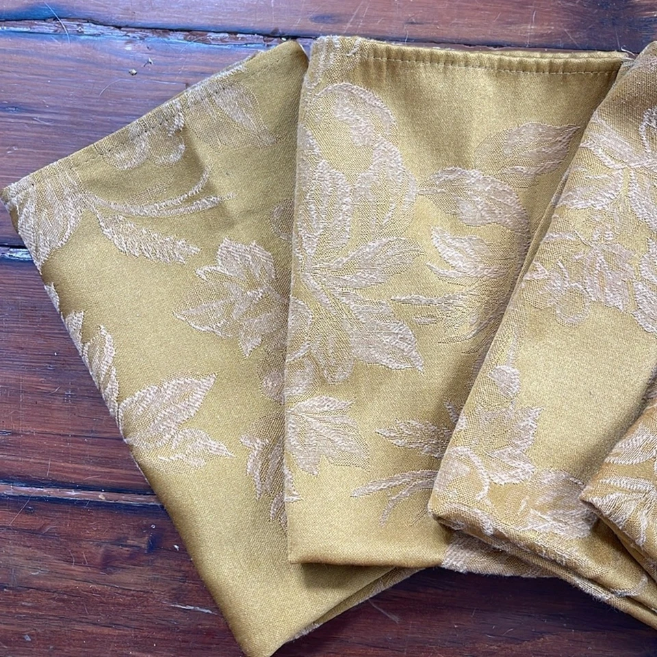 Conjunto de 4 guardanapos Ralph Lauren Home folha botoânica estampa em relevo dourado - Imagem 2 de 4