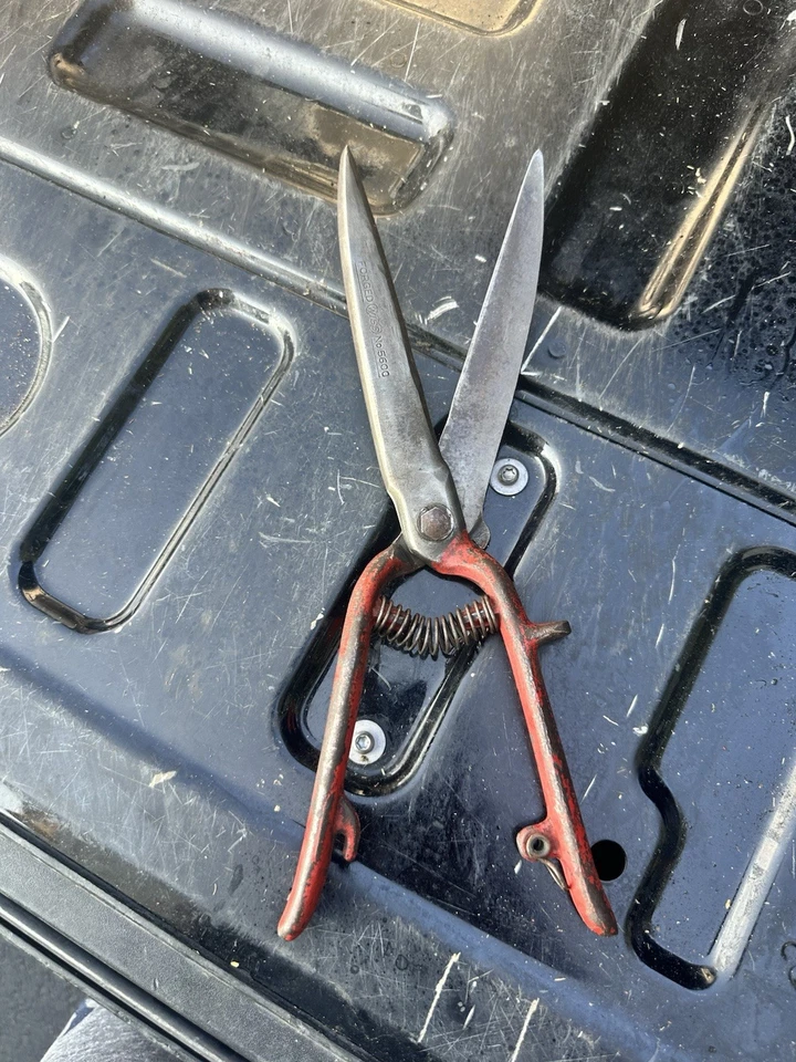 Vintage WISS No. 5600 Forged Steel Garden Grass Shears Red Handles - Image 3 of 4