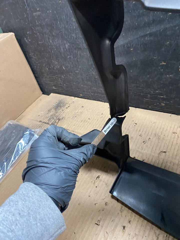 2014-2017 Maserati Ghibli 3.0 Front Radiator Air Intake Guide Deflector T9799 DG - Image 4 of 4