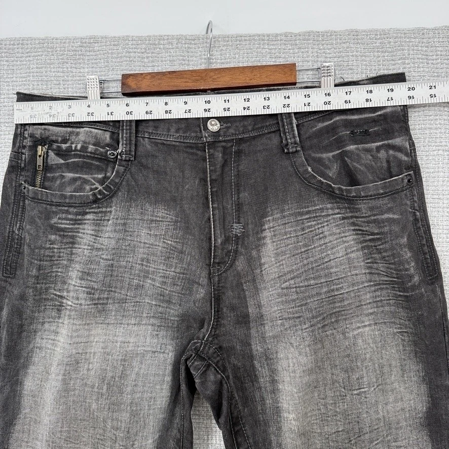 Jeans masculino Akademiks ASAP 38 preto cinza perna reta denim braços pequenos patrulha - Imagem 2 de 4
