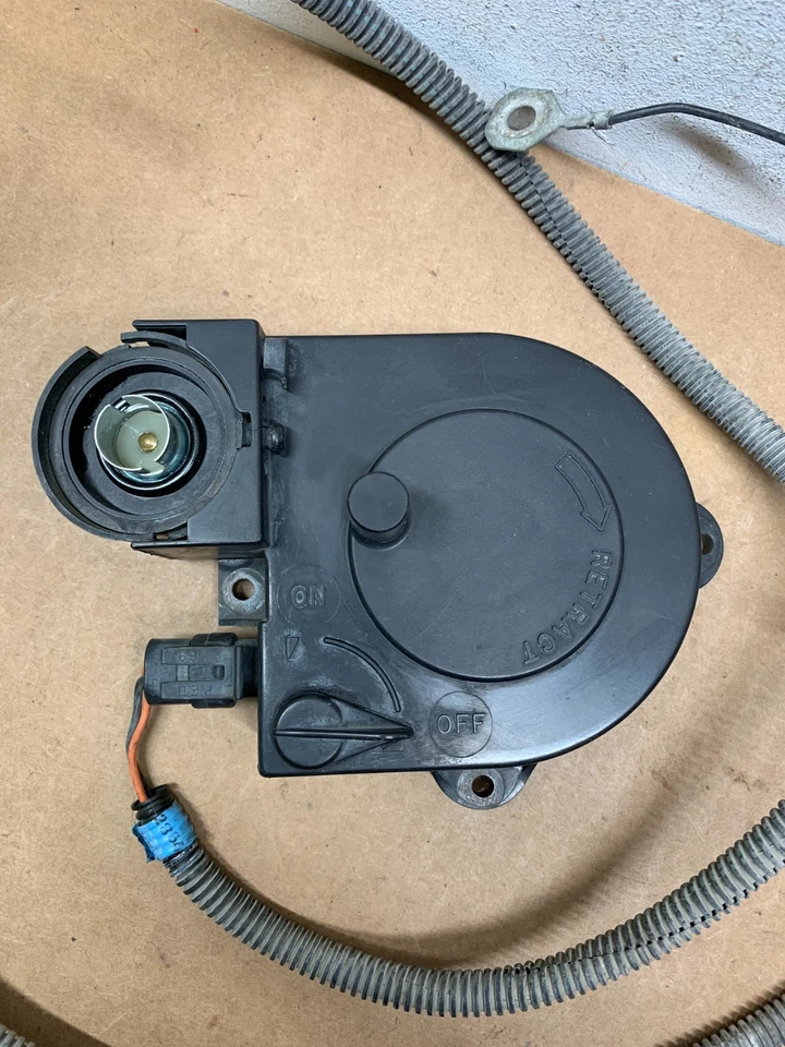 Luz de servicio usada Chevy GMC C/K 1500 1988-1999 debajo del capó bahía del motor Foto 2 de 4