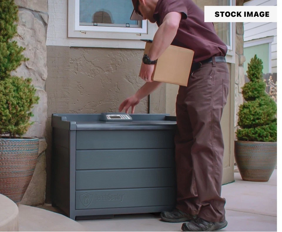 Caja de entrega paquete de pizarra BenchSentry Connect by Genie para exterior Foto 3 de 4