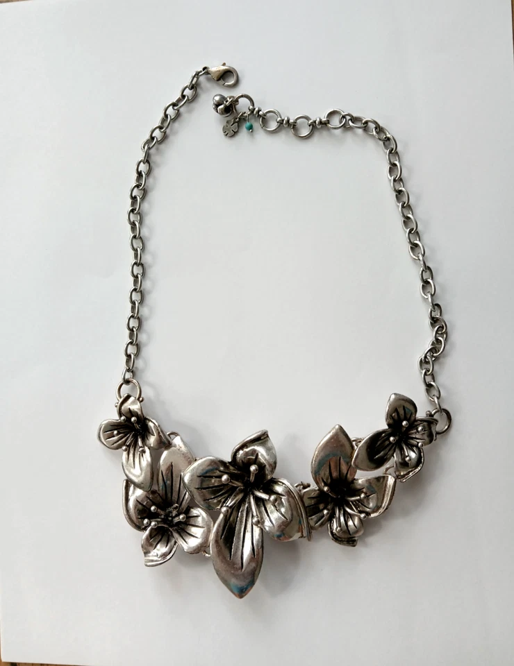Collar babero ajustable con flor de lirio de metal plateado Lucky Brand Foto 3 de 3