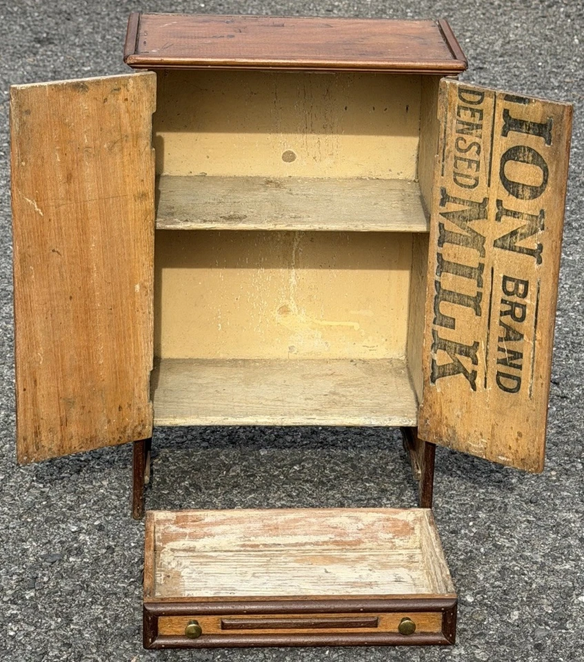 Armario de dos puertas miniatura de pino y madera mixta de arte popular de Nueva York alrededor de 1890 Foto 4 de 4