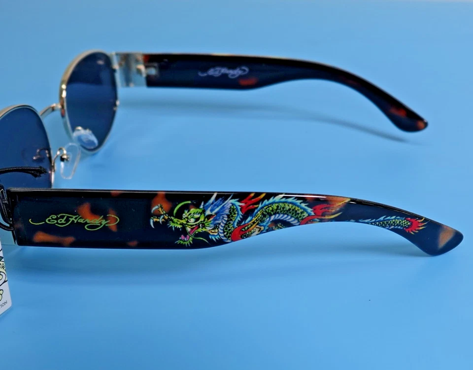 Óculos de sol Ed Hardy proteção UV 100% armação dourada preta com anúncio Dragon Ed - Imagem 4 de 4