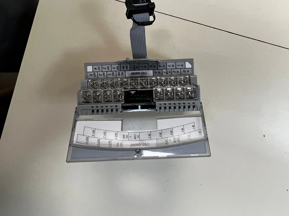 1762-IQ8OW6 8 Point 24 VDC Sink/Source Input/6 Point VAC/VDC Relay Output - Image 2 of 3