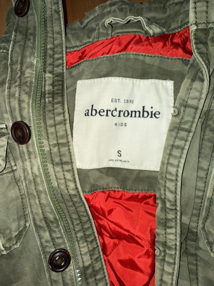 Chaqueta Camuflada Resistente Abercrombie & Fitch Roja Aislada Con Capucha Niños Talla Pequeña Foto 4 de 4