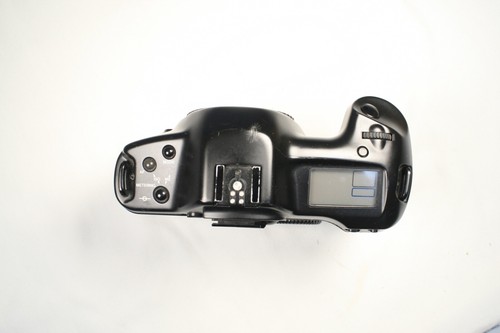 Canon EOS-1 Professional 35mm Film SLR Camera Body (104) - Picture 7 of 9