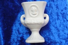 3850: Henkelvase Porzellan weiß mit Motiv gu...