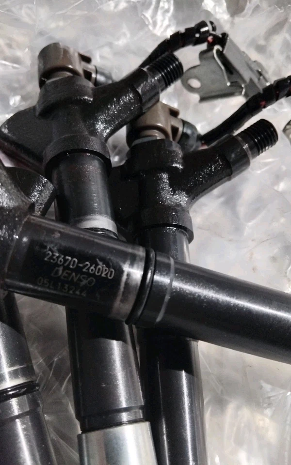 Iniettore x1 Toyota Verso Auris Avensis 2.2 Lexus IS220 23670-26011 23670-26020 - Immagine 2 di 2