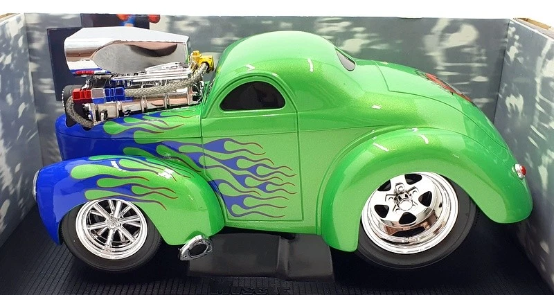 Muscle Machine 1/18 Scale Diecast 61006 - 1941 Jeep Willys Coupe - Green - Image 3 of 4