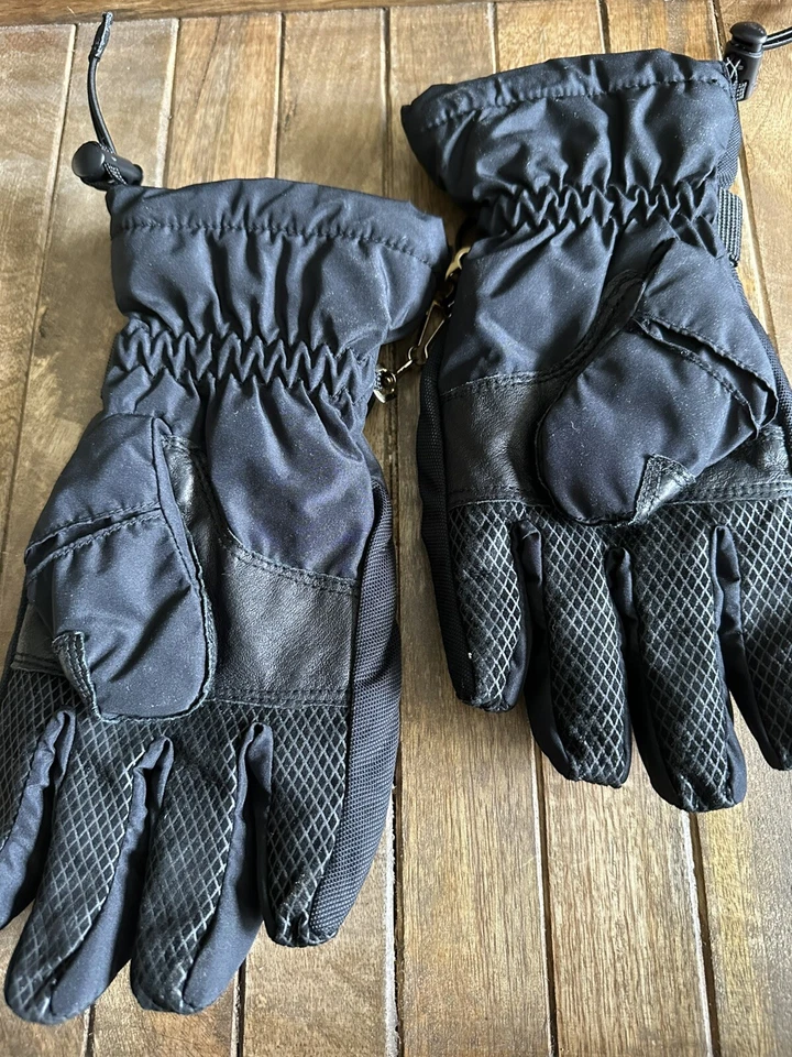 Guantes de muñeca para exteriores Grandoe M forrados negros aislados Foto 3 de 4