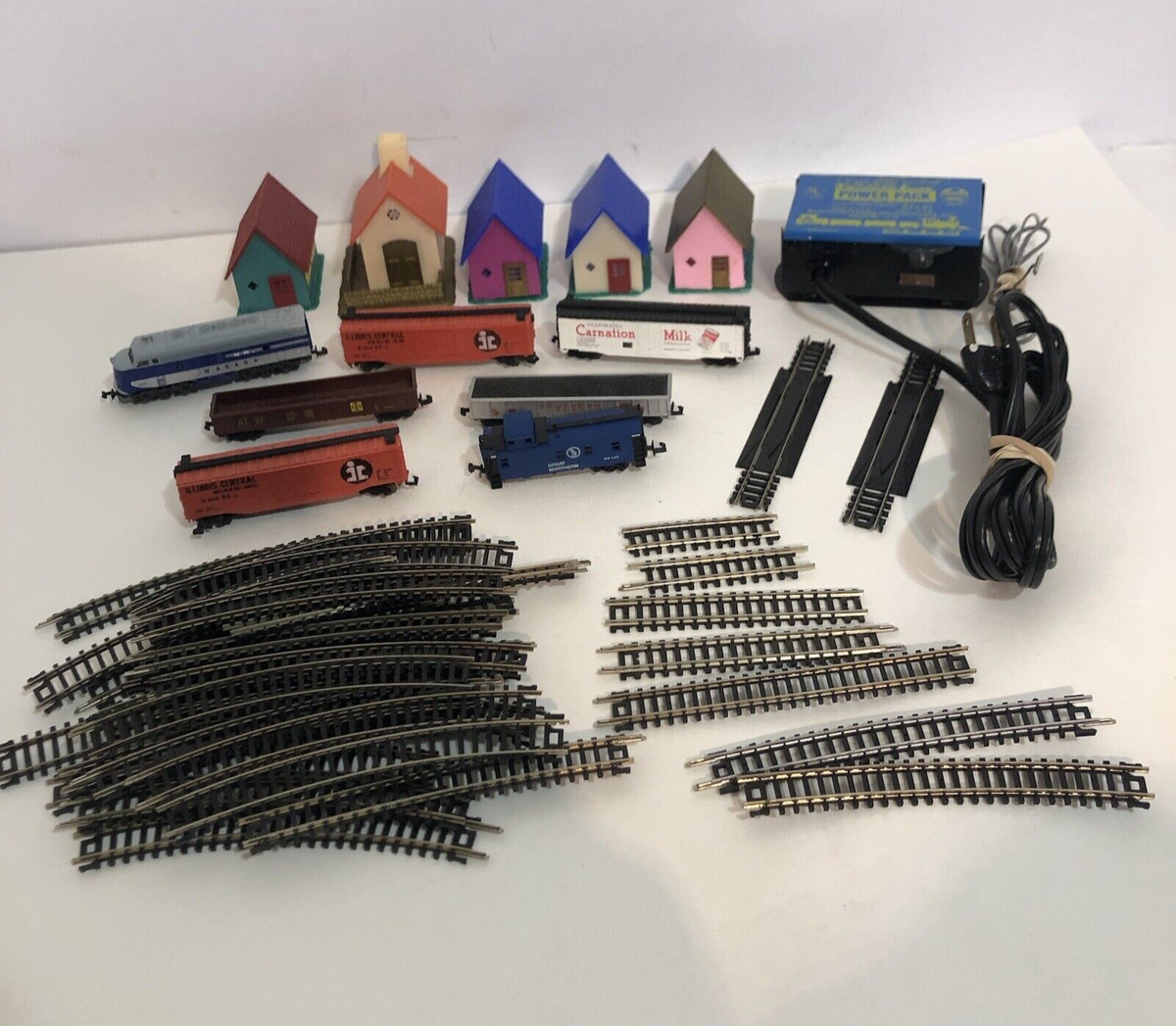 Thunder Line N Scale Train Set Power Pack, Cars, Buildings, 34 tracks