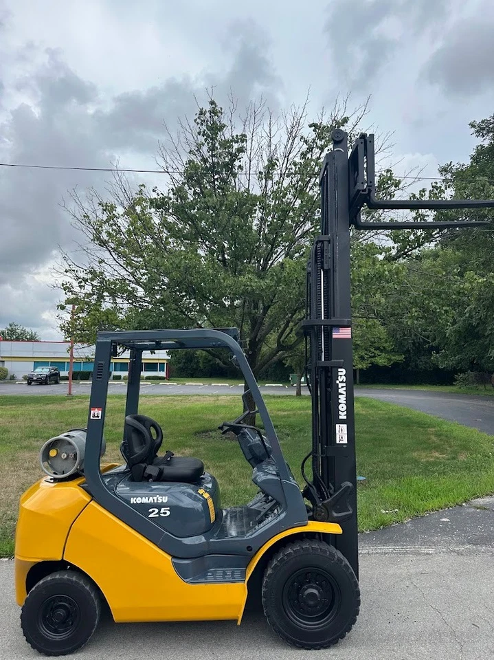 Carretilla elevadora neumática KOMATSU FD25T-16 5000 lb capacidad GLP carretilla elevadora HI LO Foto 4 de 4