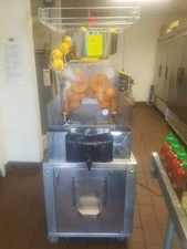 ZUMEX Pro Juicer Commerical Orange Juicer Press Speed Tank Mobile Podium 