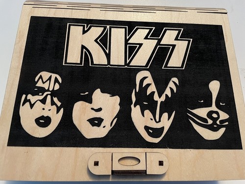Caja grabada con láser con temática KISS hecha a mano - Imagen 2 de 7