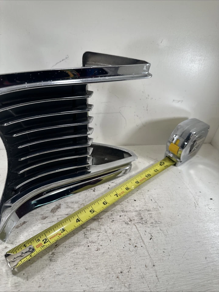 Bisel de faros derecho usado OEM C8MB13A242A Ford 1968 Mercury Monterey/Park Lane Foto 3 de 4