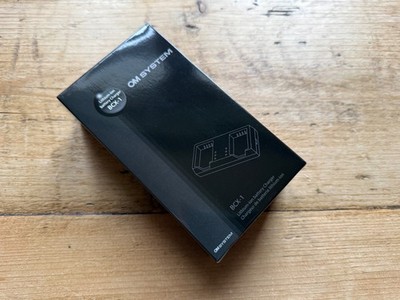 OM System BCX-1 Akkuladegerät
