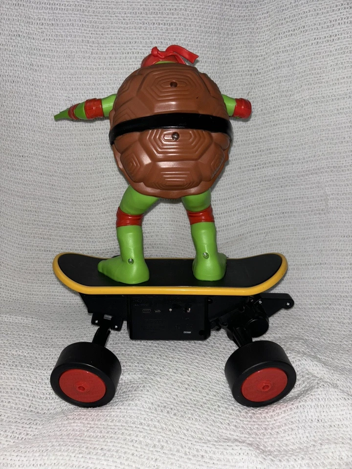 Teenage Mutant Ninja Turtle en monopatín 2023 sin control remoto Foto 4 de 4