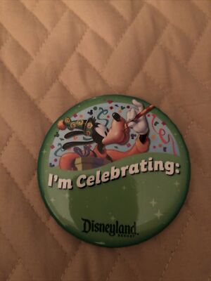 Disneyland souvenir button pinback I'm Celebrating Goofy 3'' badge pin 