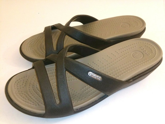 crocs sanrah strappy wedge