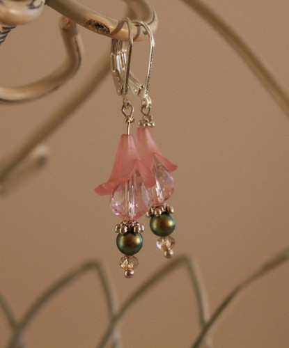 Exquisite Pale Pink Calla Lily w/Swarovski crystals, iridescent green pearl - Picture 4 of 4