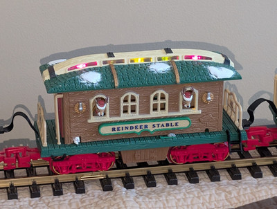 Dillards BROWN REINDEER STABLE w ROOF LIGHTS Video New Bright Holiday Express