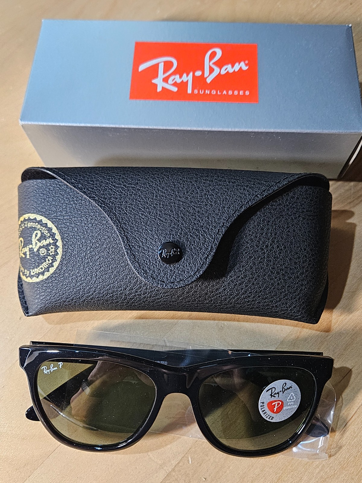 Ray-Ban RB4184 Original Wayfarer Black / Green Polarized NEW #D0-1