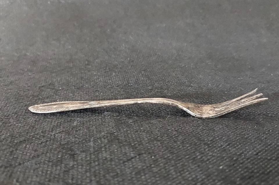 Tenedor de limón de plata esterlina vintage de Empire 4-5/8" sin pulir 3 dientes acampanados Foto 4 de 4