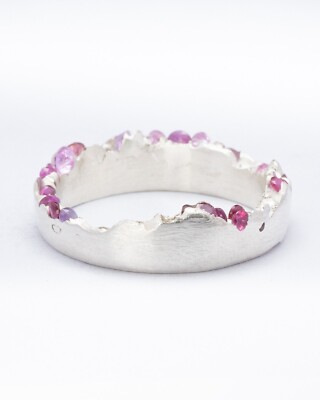 Einzigartiger organischer roter Rubin rosa Saphir Ring Stein an Ort und Stelle gegossen O 1/2
