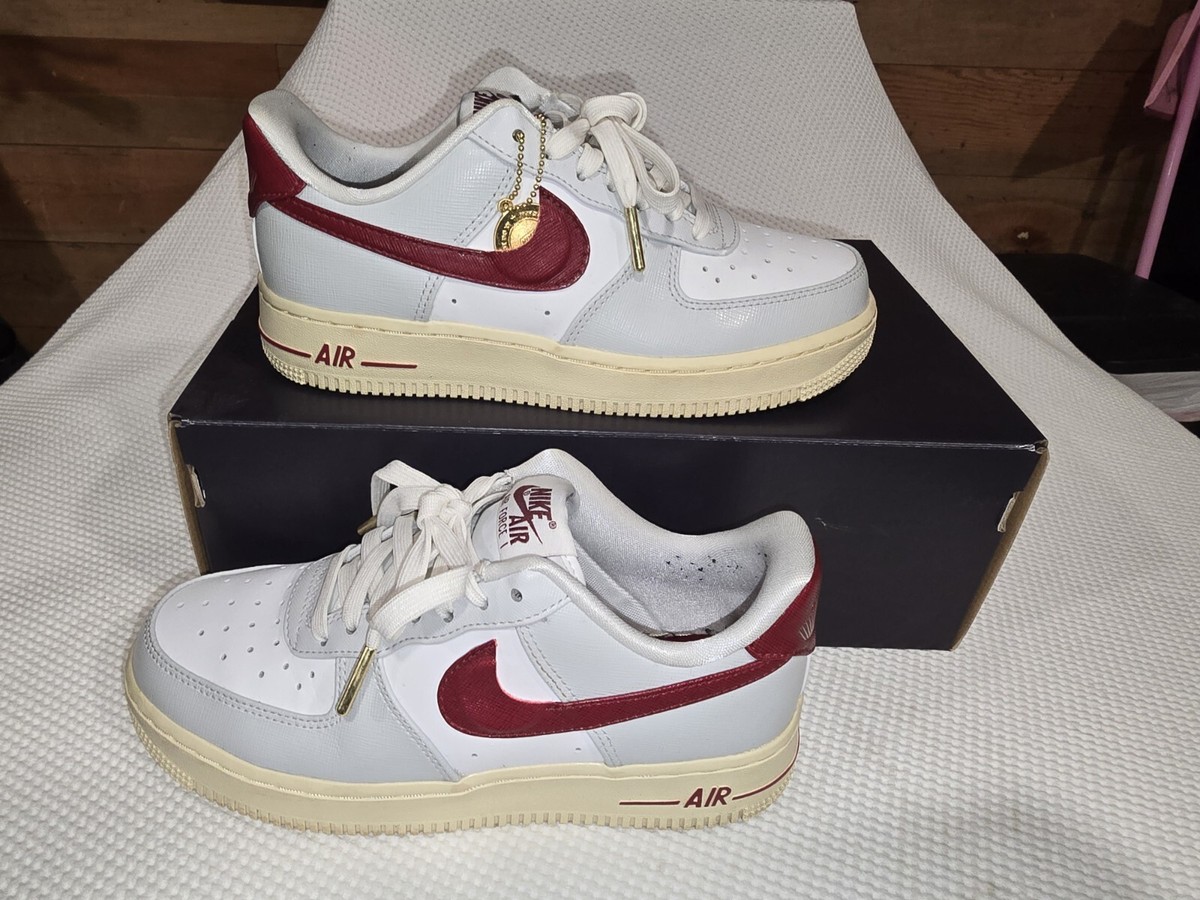 ☆大人気☆Nike Air Force 1 ’07 LV8 Ess Photon Dust/Team Red Air Force 1 '07 SE Size 6 Color Photon Dust/Team Red Comes