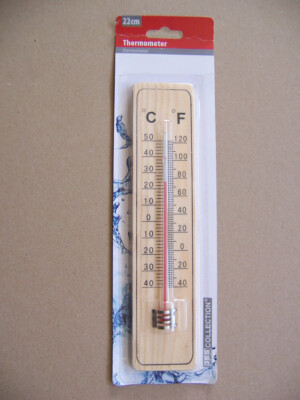 2 Thermometer, Celsius und Fahrenheit; Basis: Holz; mit Öse zum Anhängen