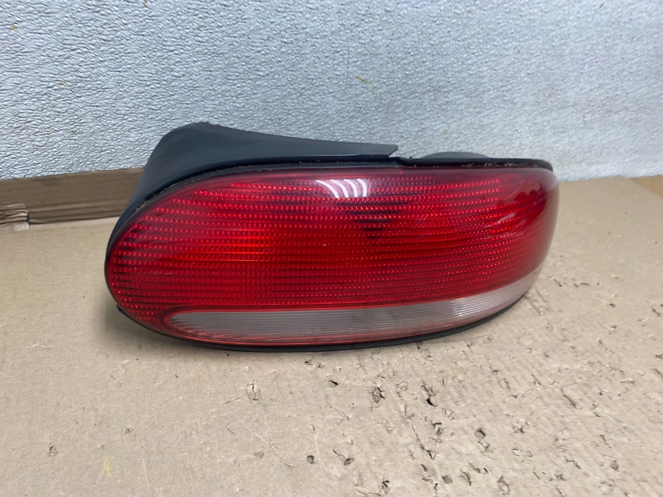 Задний фонарь правосторонний со стороны пассажира для Chrysler Sebring 1996-2000 годов выпуска U1285 DW - Изображение 3 из 4