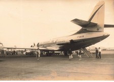 Aviation - Caravelle Air France au sol - Passagers descendant de l'avion